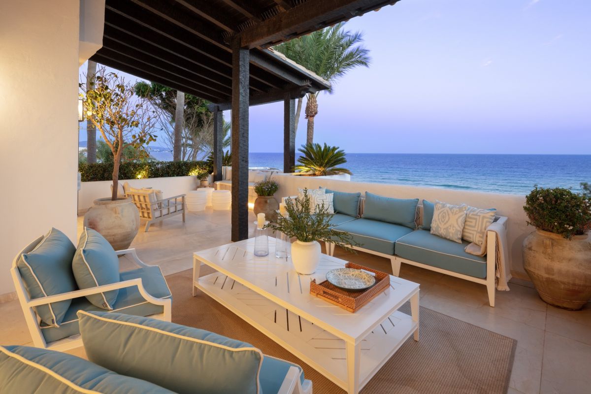 Luxury apartment in Papaya on the golden mile, beachfront!