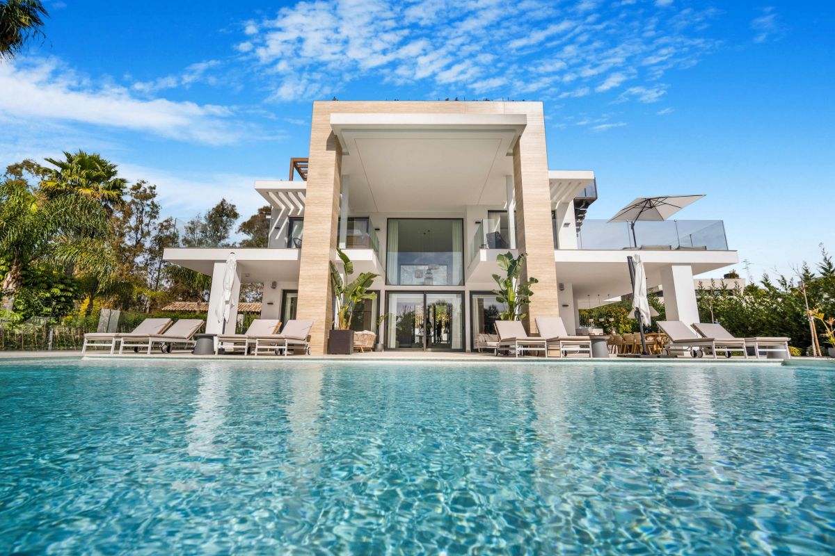 Villa with Rooftop Jacuzzi in Lomas del Marques